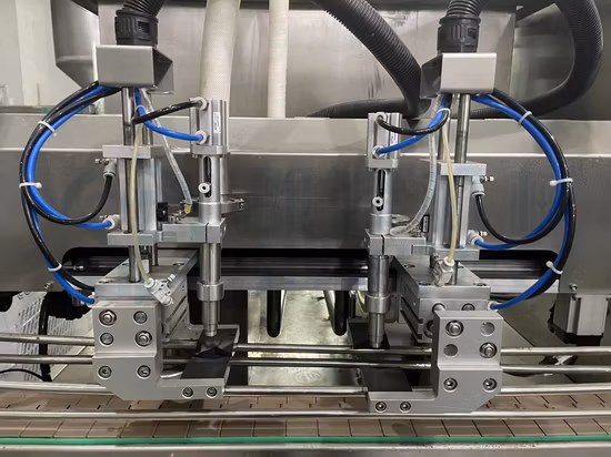 Máquina automática para hacer emulsiones de aderezo de salsa para ensaladas Línea de producción de máquina de llenado y tapado de tipo de seguimiento de 2 boquillas